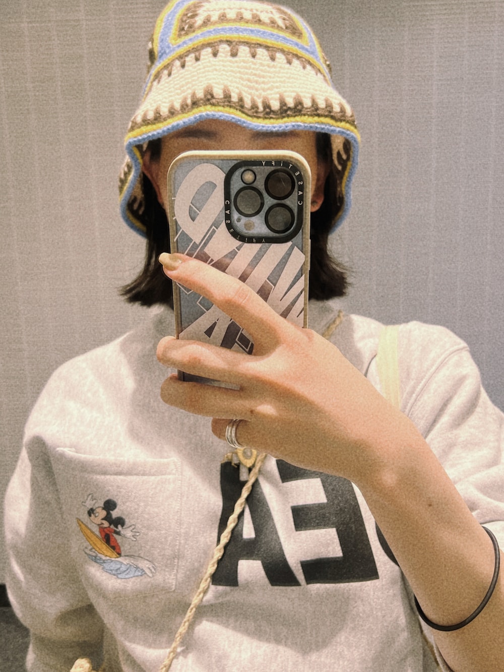 ブラック系のその他パンツを着用したレディースの冬コーディネートの2枚目の写真