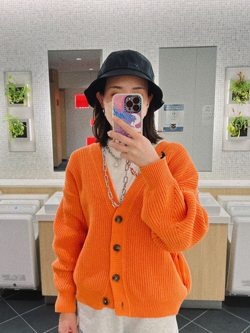 ベージュ系のスウェットパンツ、ホワイト系のスニーカー、ブラック系のショルダーバッグを着用したレディースの春コーディネートの2枚目の写真