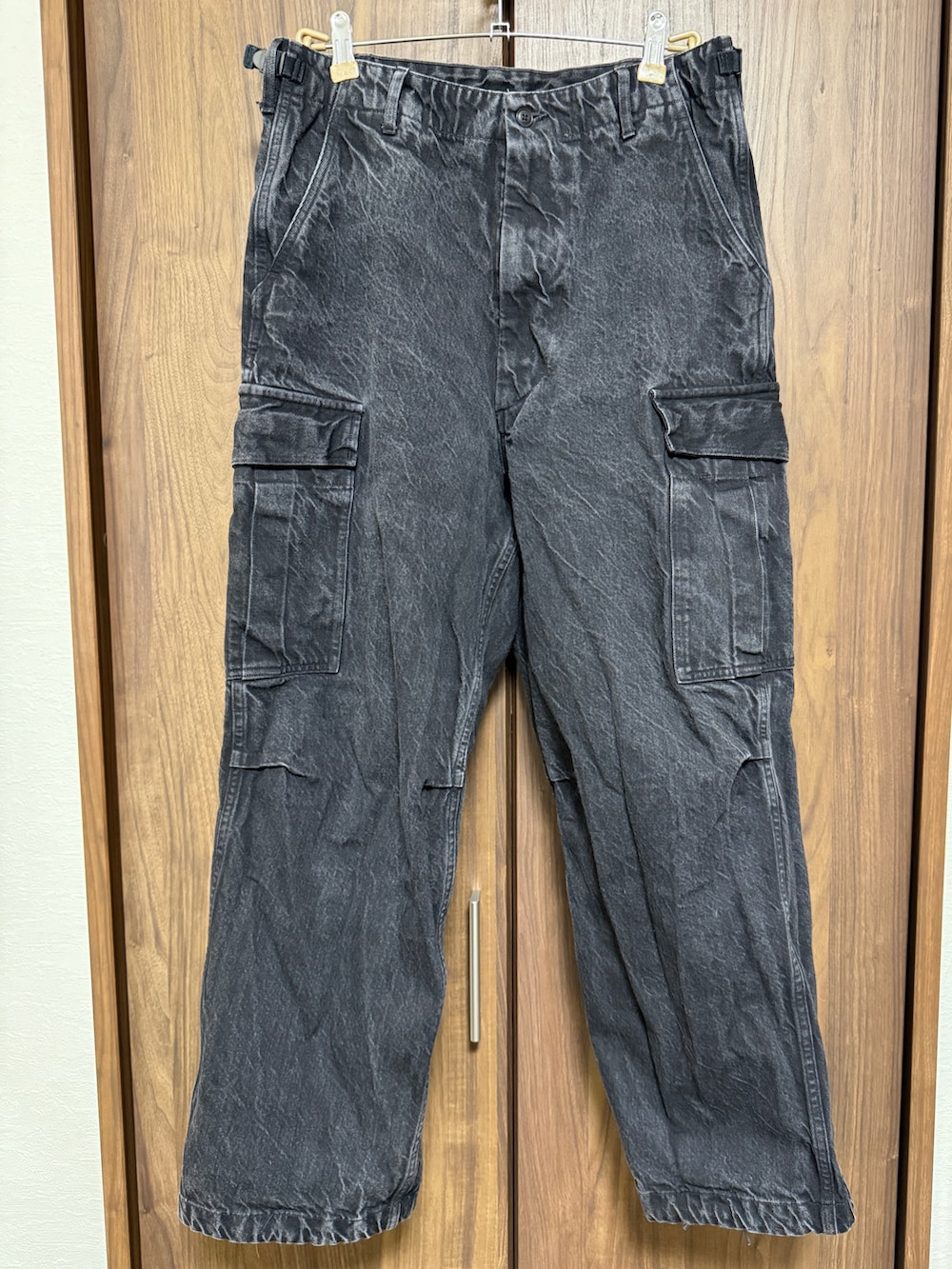 ホワイト系のTシャツ/カットソー、ブラック系のパンツ、ブラック系のスニーカーを着用したメンズの夏コーディネートの2枚目の写真