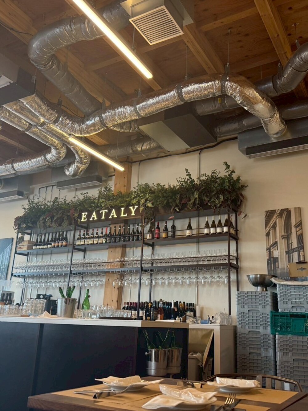 ブラック系のその他パンツ、ブラック系のスニーカー、ブラック系のTシャツ/カットソーを着用したメンズの秋コーディネートの2枚目の写真