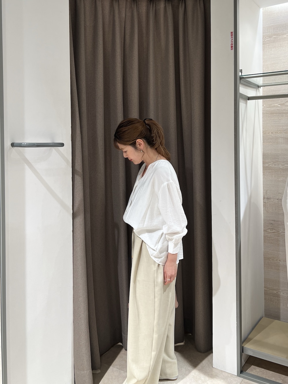 ホワイト系のシャツ/ブラウス、ベージュ系のその他パンツを着用したレディースの春コーディネートの2枚目の写真