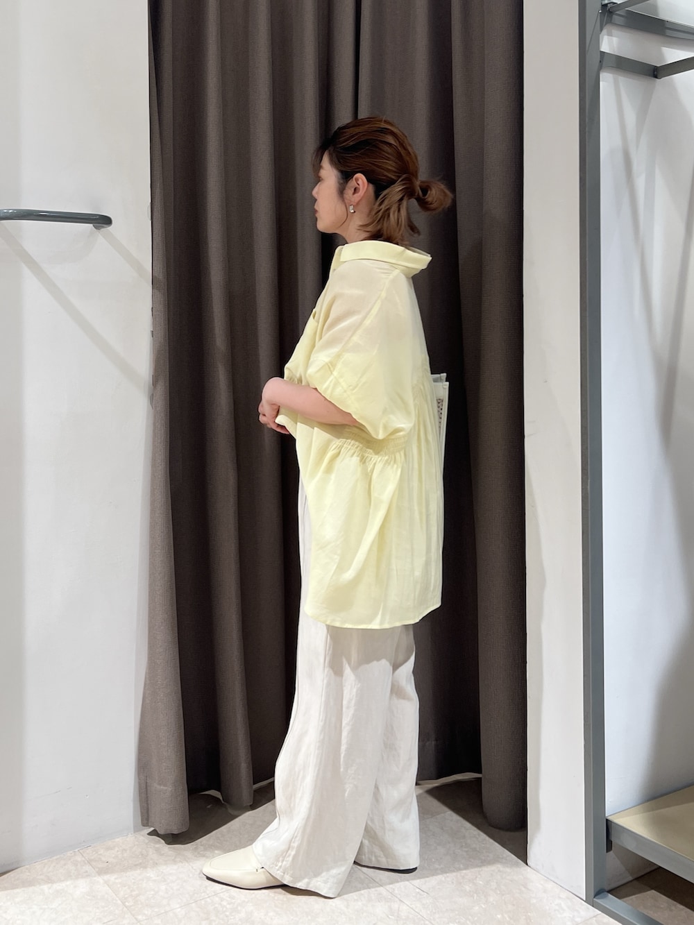 イエロー系のシャツ/ブラウス、ベージュ系のその他パンツを着用したレディースの春コーディネートの2枚目の写真