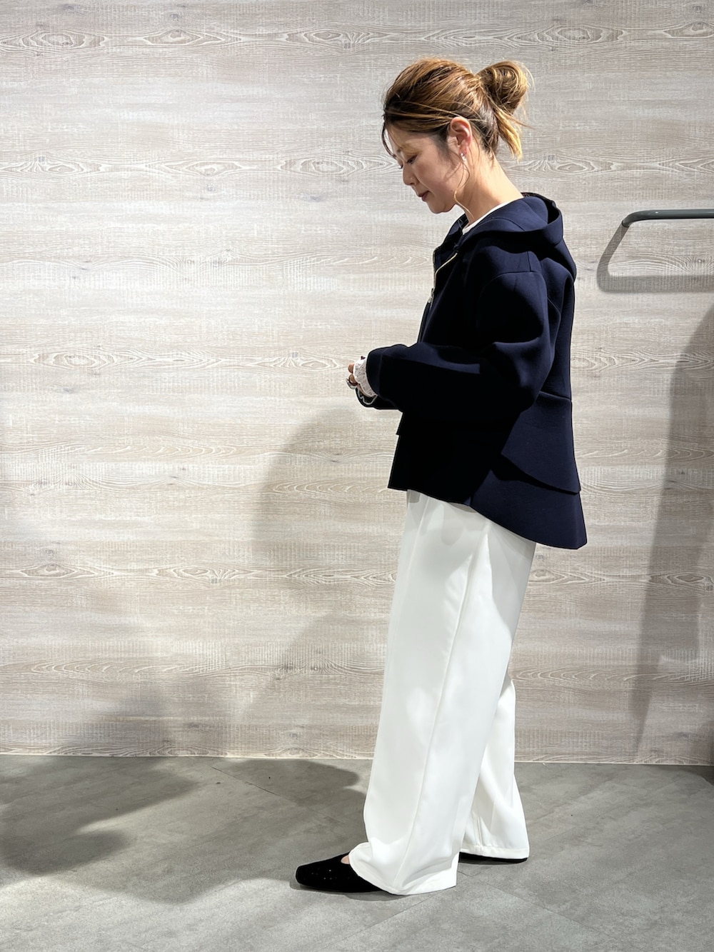 ブルー系のパーカー、ホワイト系のその他パンツを着用したレディースの冬コーディネートの2枚目の写真