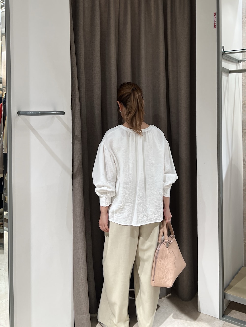 ホワイト系のシャツ/ブラウス、ベージュ系のその他パンツを着用したレディースの春コーディネートの3枚目の写真