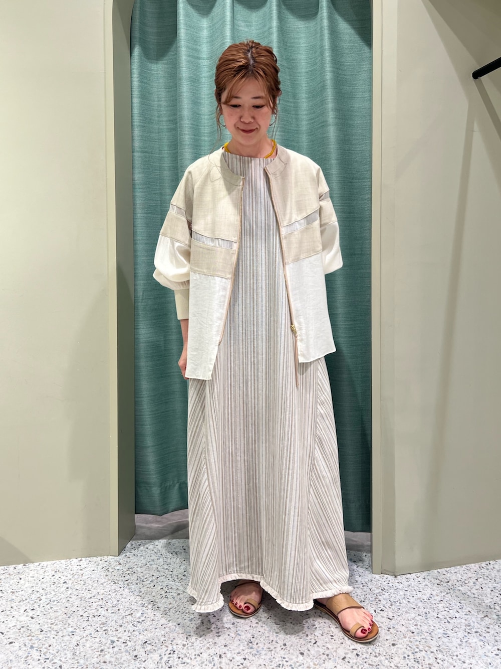 ベージュ系のワンピース、ベージュ系のブルゾンを着用したレディースの春コーディネートの3枚目の写真