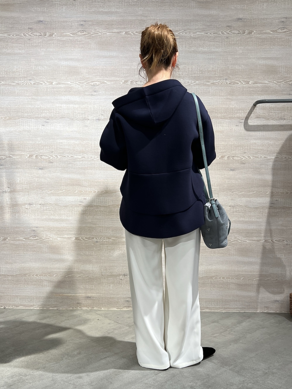 ブルー系のパーカー、ホワイト系のその他パンツを着用したレディースの冬コーディネートの3枚目の写真