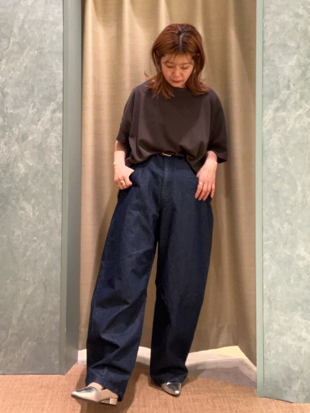 グレー系のTシャツ/カットソー、ブルー系のデニムパンツを着用したレディースの春コーディネートの2枚目の写真