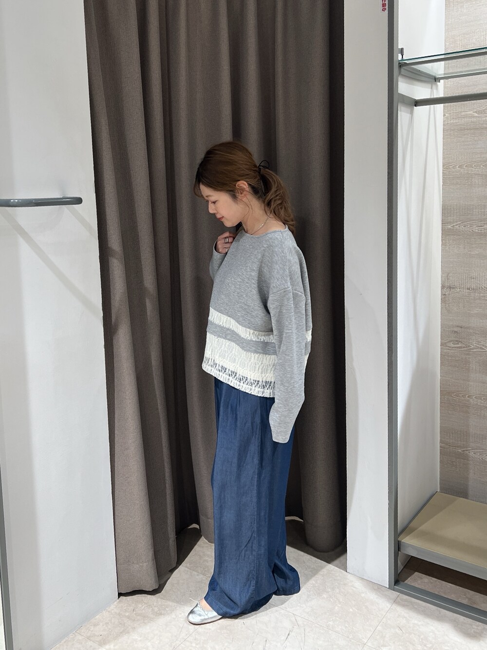 グレー系のTシャツ/カットソー、ブルー系のその他パンツを着用したレディースの春コーディネートの2枚目の写真