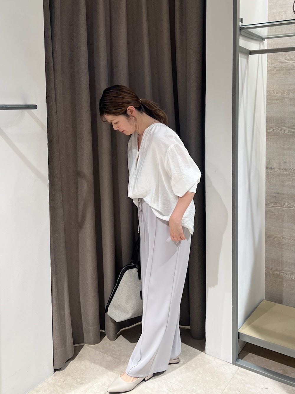 ホワイト系のシャツ/ブラウス、グレー系のその他パンツを着用したレディースの春コーディネートの2枚目の写真