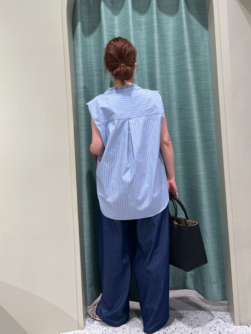 ブルー系のその他パンツ、ブルー系のシャツ/ブラウスを着用したレディースの夏コーディネートの3枚目の写真