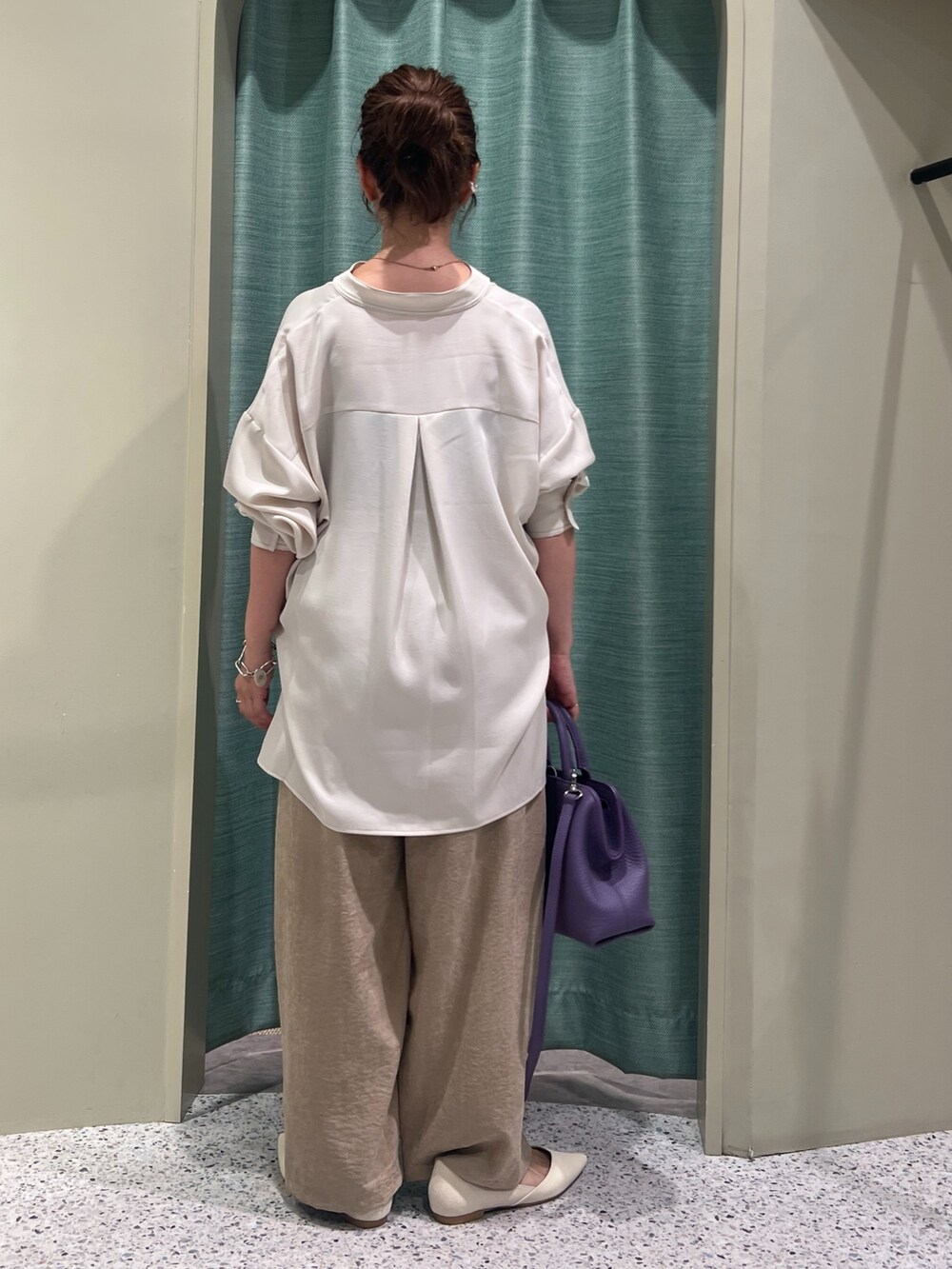 ベージュ系のその他パンツ、ホワイト系のシャツ/ブラウスを着用したレディースの夏コーディネートの3枚目の写真