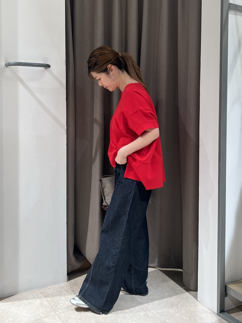 レッド系のTシャツ/カットソー、ブルー系のその他パンツを着用したレディースの春コーディネートの2枚目の写真