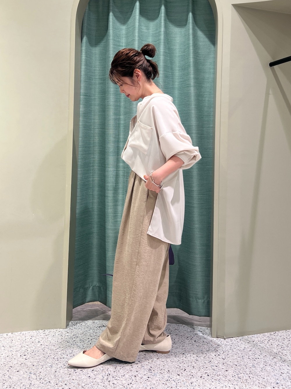 ベージュ系のその他パンツ、ホワイト系のシャツ/ブラウスを着用したレディースの夏コーディネートの2枚目の写真