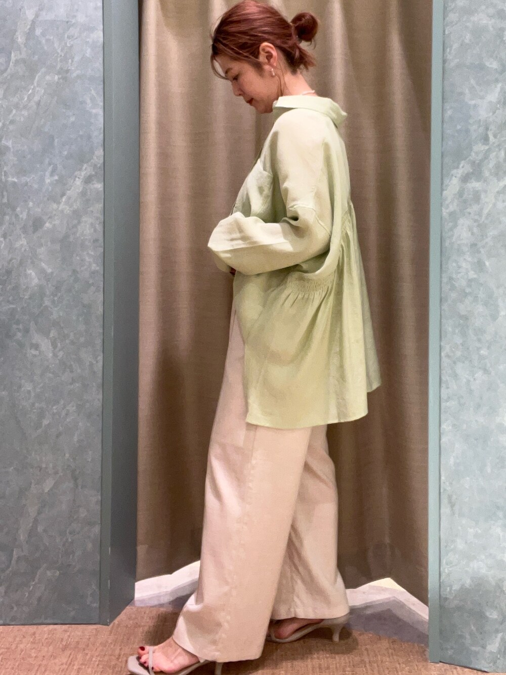 グリーン系のシャツ/ブラウス、ベージュ系のその他パンツを着用したレディースの春コーディネートの2枚目の写真