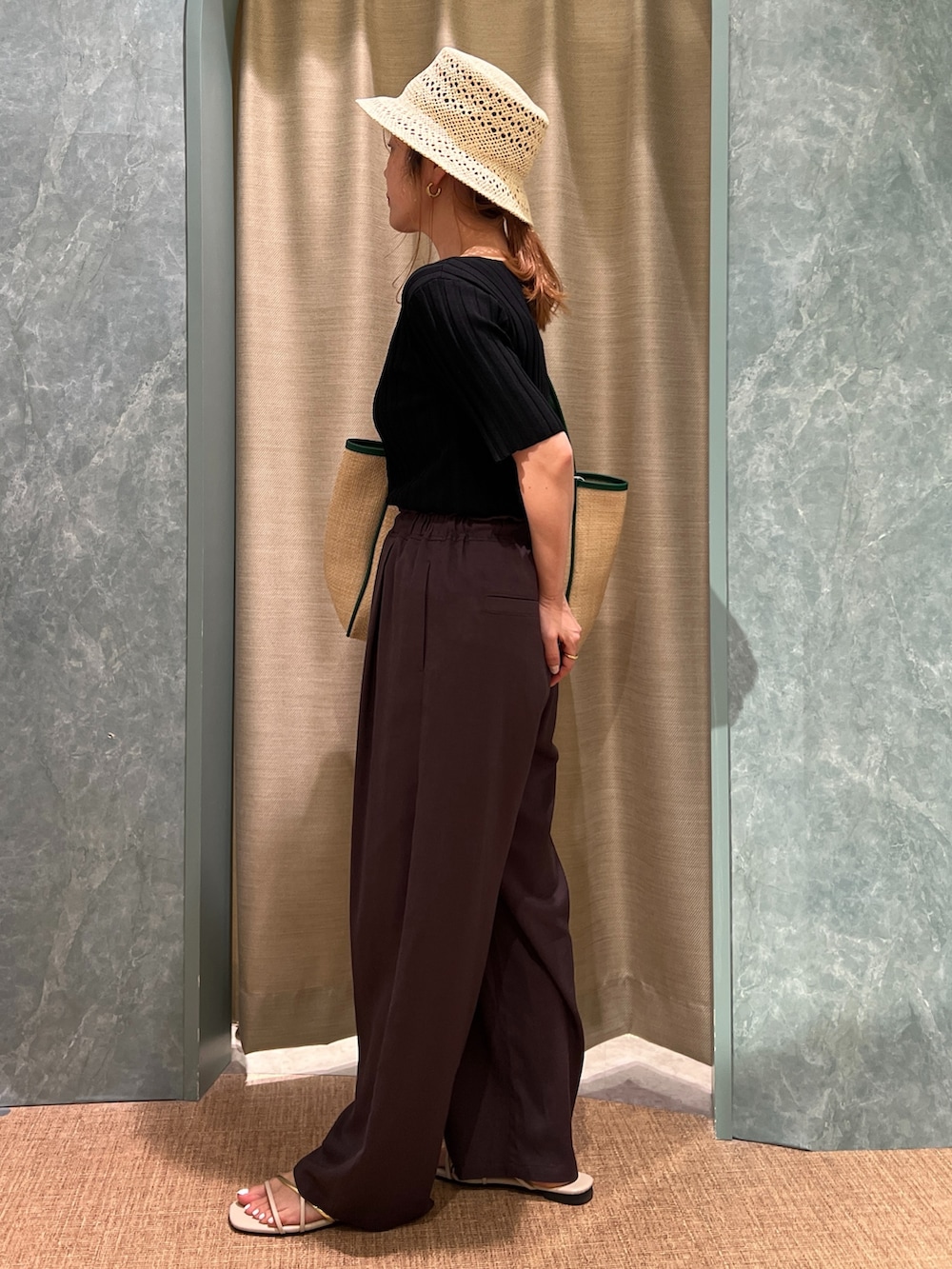 グレー系のその他パンツ、ブラック系のニット/セーターを着用したレディースの夏コーディネートの2枚目の写真