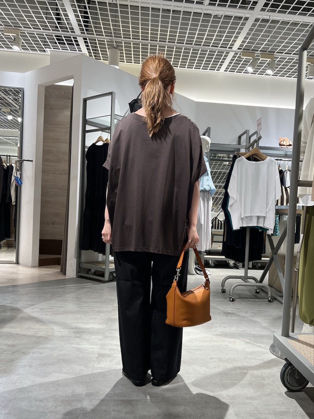 グレー系のTシャツ/カットソー、ブラック系のデニムパンツを着用したレディースの夏コーディネートの3枚目の写真