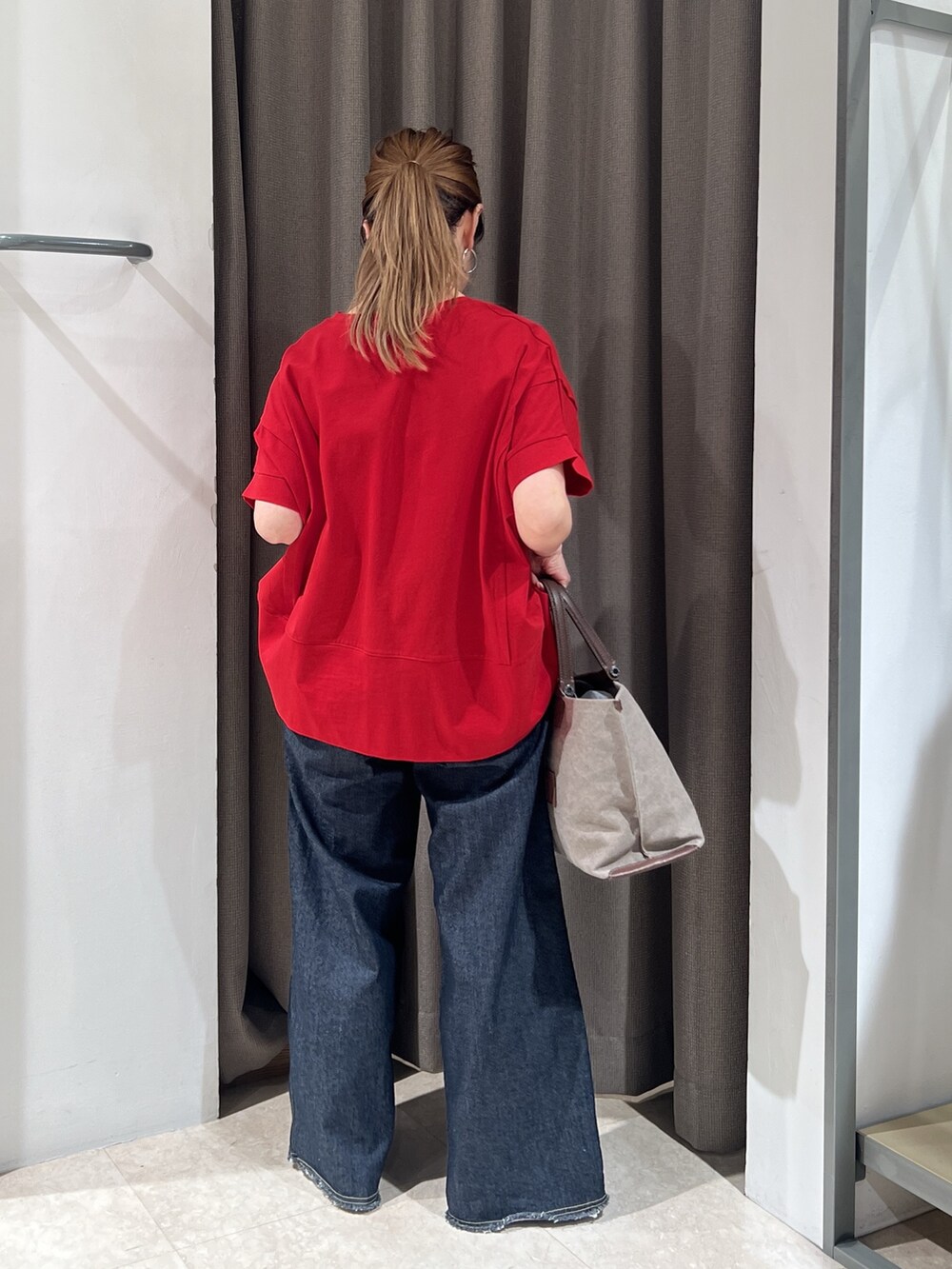 レッド系のTシャツ/カットソー、ブルー系のその他パンツを着用したレディースの春コーディネートの3枚目の写真