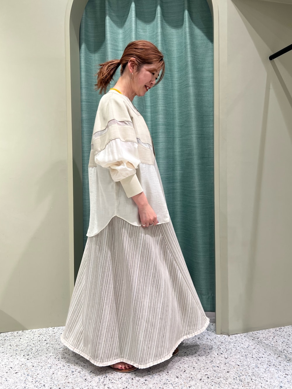 ベージュ系のワンピース、ベージュ系のブルゾンを着用したレディースの春コーディネートの4枚目の写真