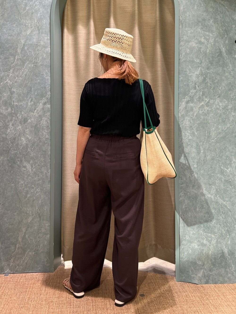 グレー系のその他パンツ、ブラック系のニット/セーターを着用したレディースの夏コーディネートの3枚目の写真