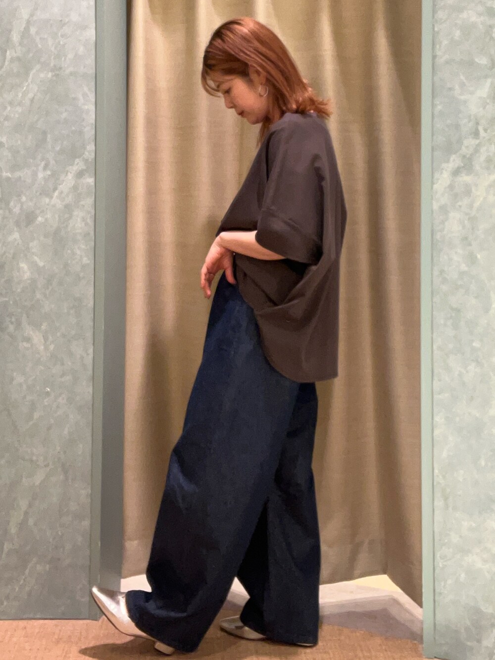 グレー系のTシャツ/カットソー、ブルー系のデニムパンツを着用したレディースの春コーディネートの3枚目の写真