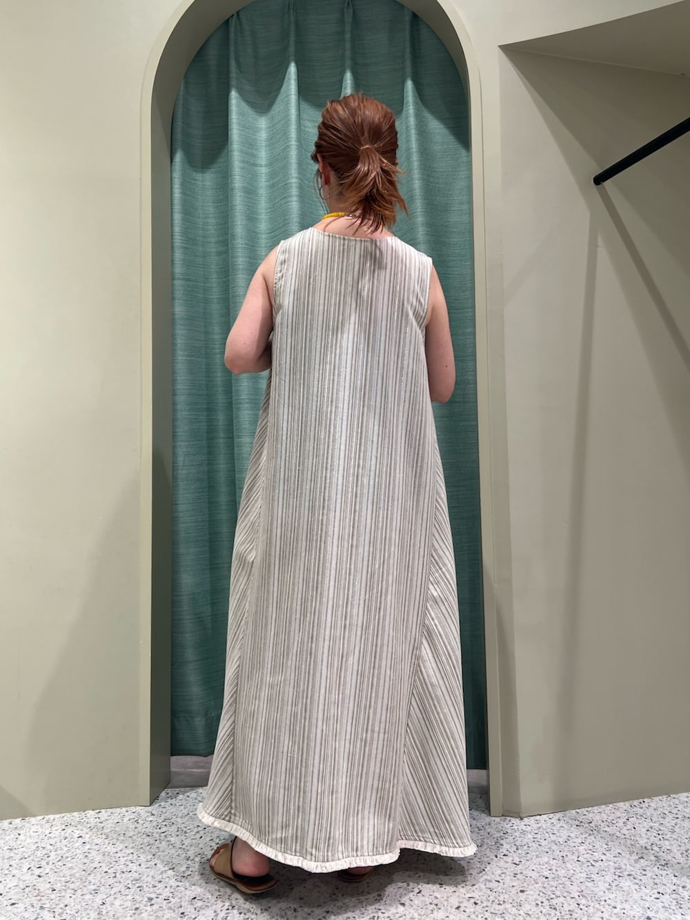 ベージュ系のワンピース、ベージュ系のブルゾンを着用したレディースの春コーディネートの2枚目の写真