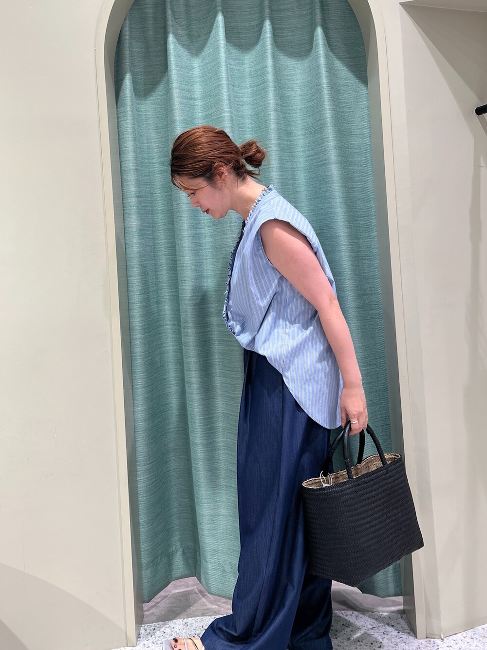 ブルー系のその他パンツ、ブルー系のシャツ/ブラウスを着用したレディースの夏コーディネートの2枚目の写真