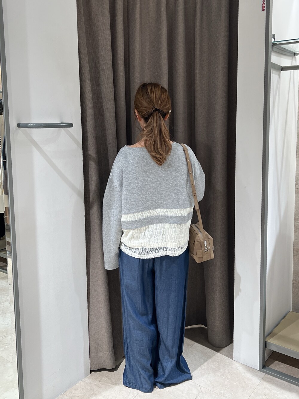 グレー系のTシャツ/カットソー、ブルー系のその他パンツを着用したレディースの春コーディネートの3枚目の写真