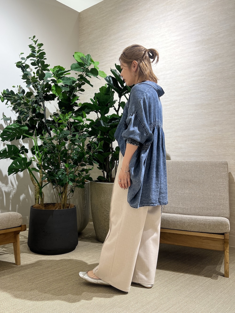 ブルー系のシャツ/ブラウス、ベージュ系のその他パンツ、グレー系のトートバッグを着用したレディースの秋コーディネートの2枚目の写真