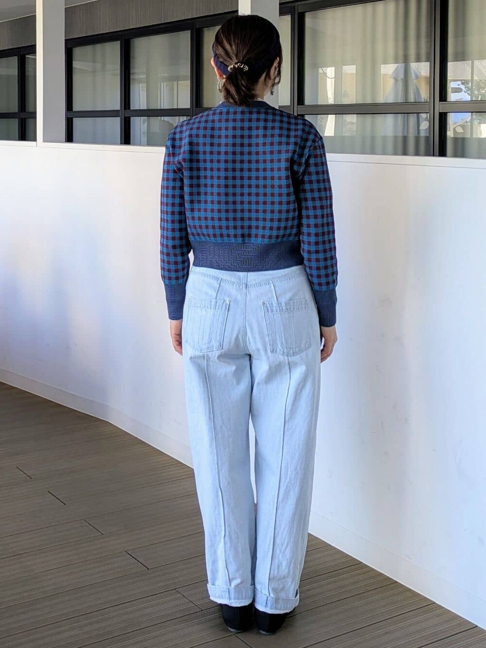 ブルー系のカーディガン/ボレロ、ブルー系のデニムパンツを着用したレディースの春コーディネートの5枚目の写真