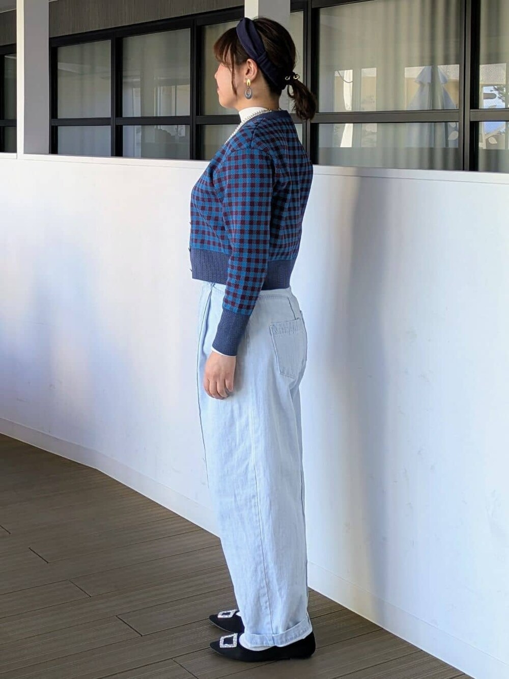 ブルー系のカーディガン/ボレロ、ブルー系のデニムパンツを着用したレディースの春コーディネートの4枚目の写真