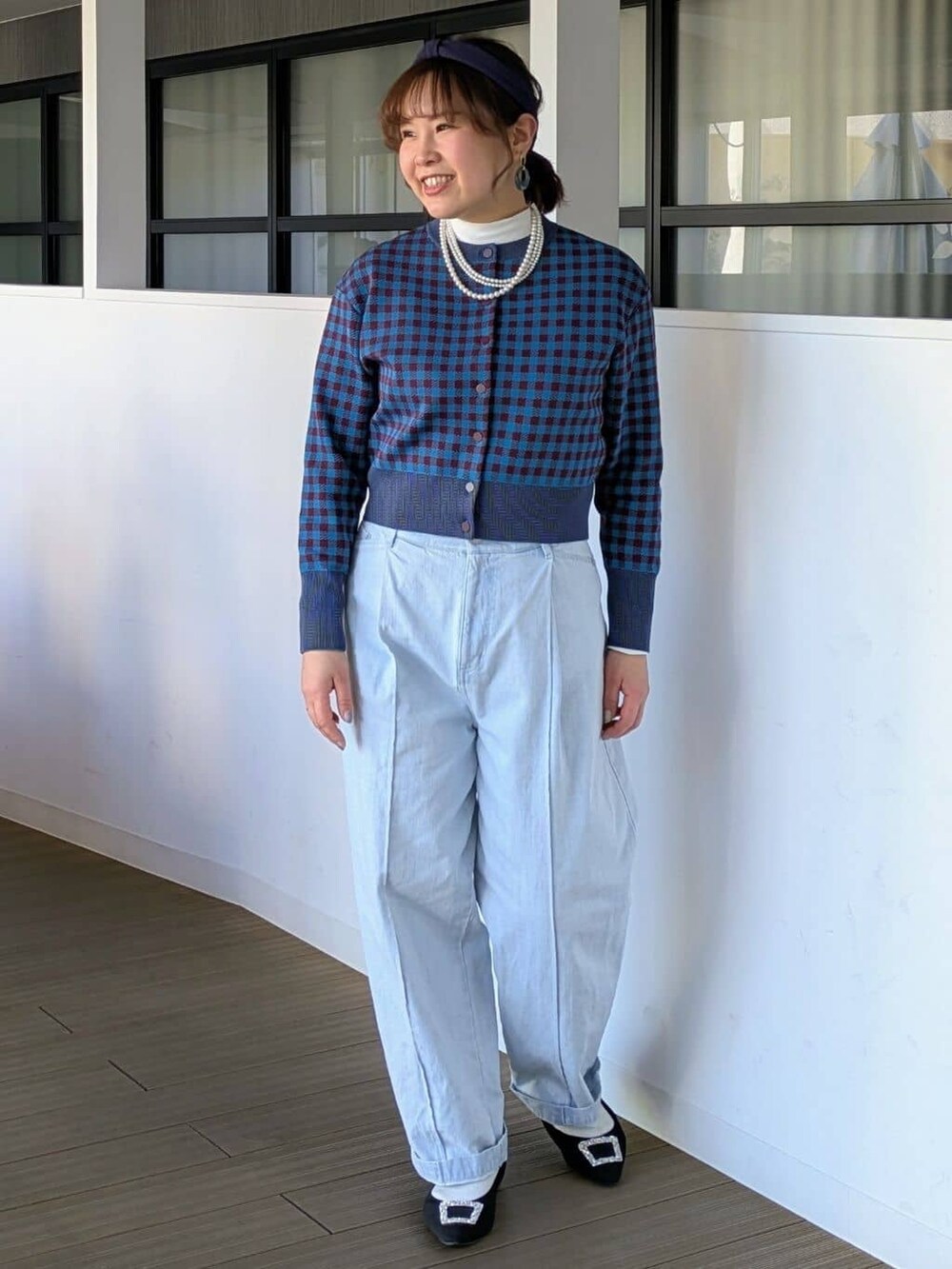 ブルー系のカーディガン/ボレロ、ブルー系のデニムパンツを着用したレディースの春コーディネートの2枚目の写真
