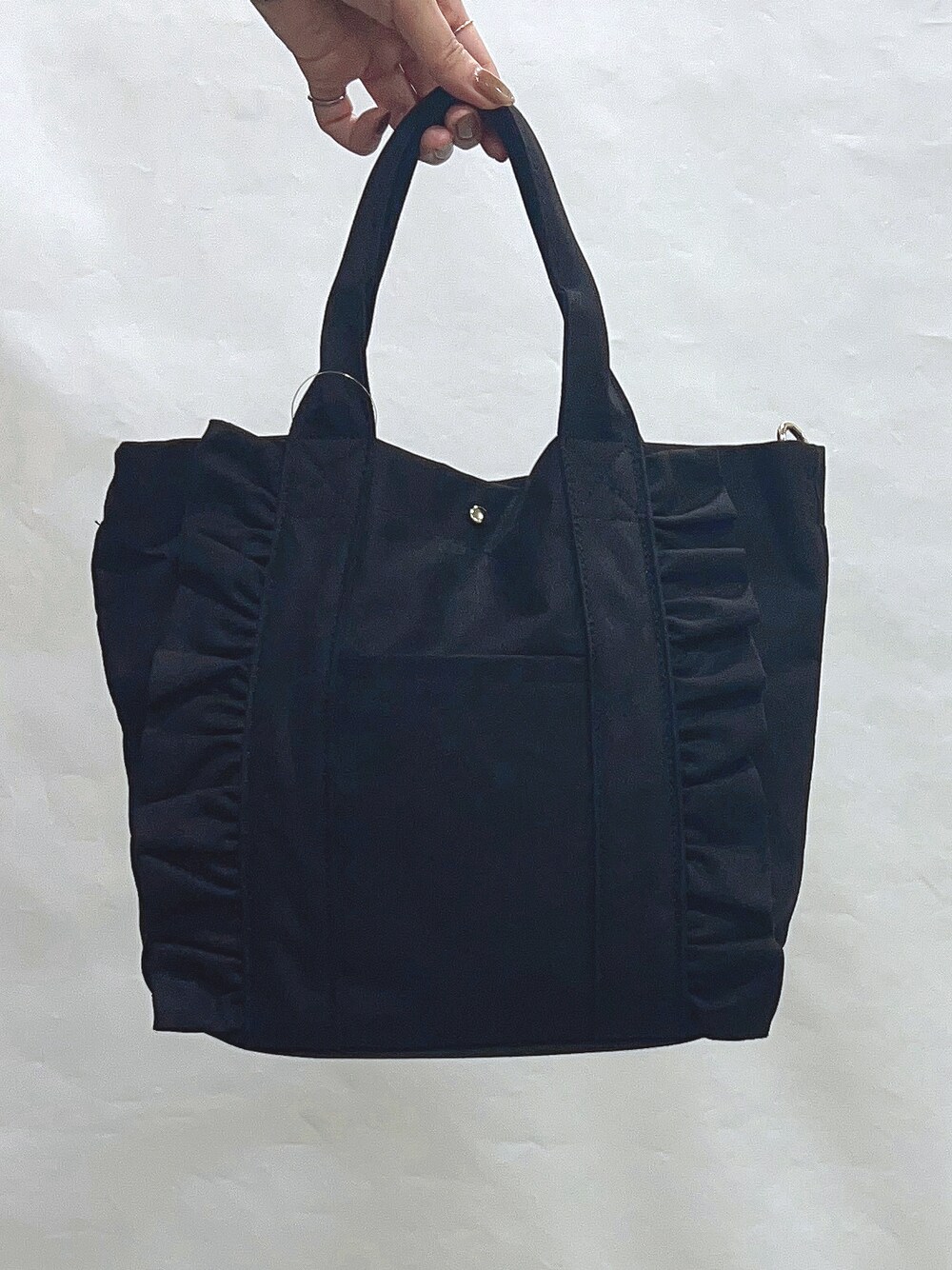 オレンジ系のシャツ/ブラウス、ブルー系のその他パンツ、ブラック系のサンダルを着用したレディースの夏コーディネートの6枚目の写真
