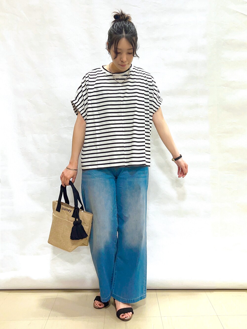 ブラック系のパーカー、ホワイト系のTシャツ/カットソー、ブルー系のその他パンツを着用したレディースの夏コーディネートの4枚目の写真