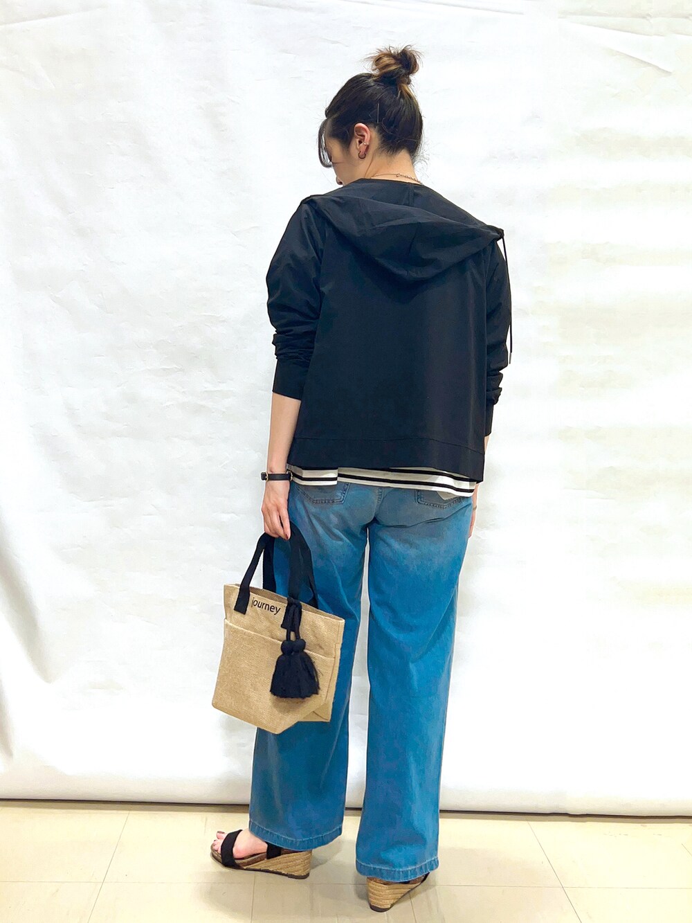 ブラック系のパーカー、ホワイト系のTシャツ/カットソー、ブルー系のその他パンツを着用したレディースの夏コーディネートの3枚目の写真