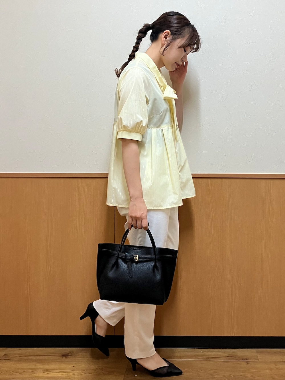 イエロー系のシャツ/ブラウス、ホワイト系のその他パンツ、ブラック系のトートバッグを着用したレディースの夏コーディネートの2枚目の写真