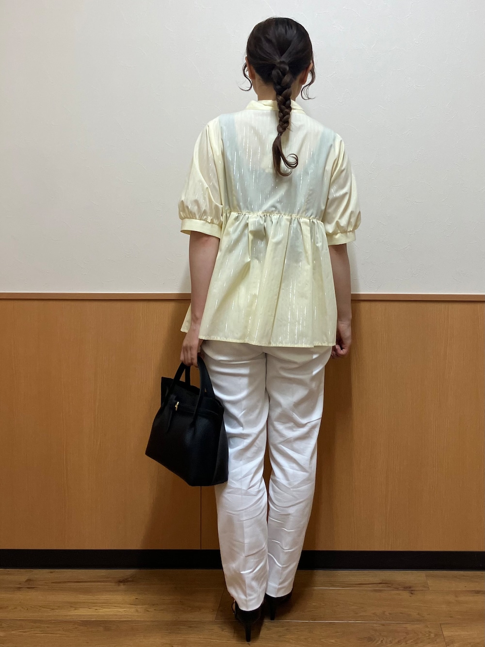 イエロー系のシャツ/ブラウス、ホワイト系のその他パンツ、ブラック系のトートバッグを着用したレディースの夏コーディネートの3枚目の写真