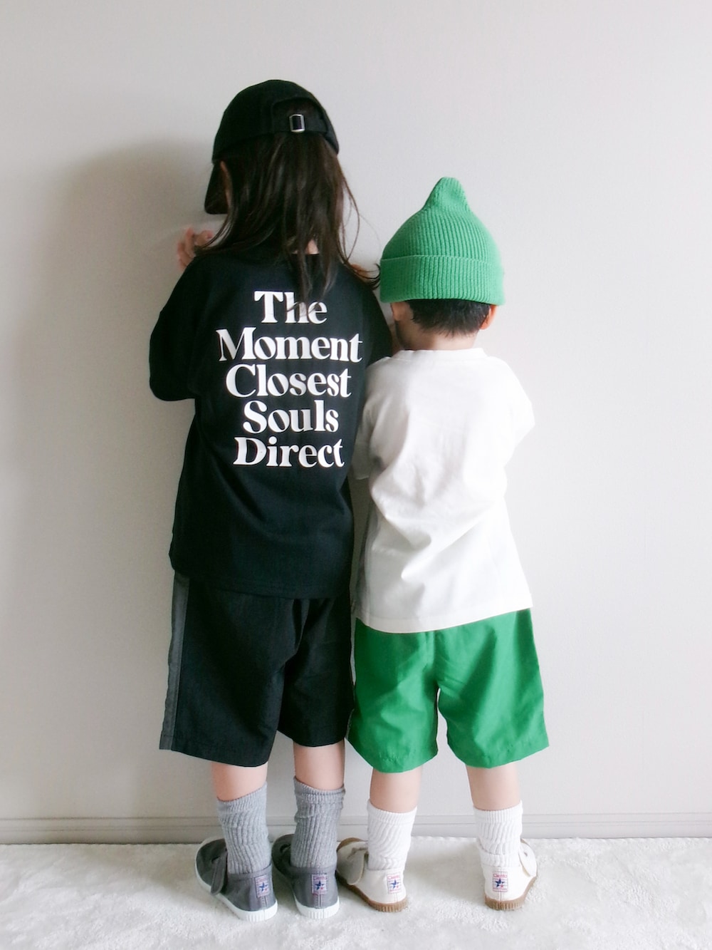 ブラック系のその他パンツ、ブラック系のTシャツ/カットソー、グリーン系のその他パンツを着用したキッズの夏コーディネートの2枚目の写真