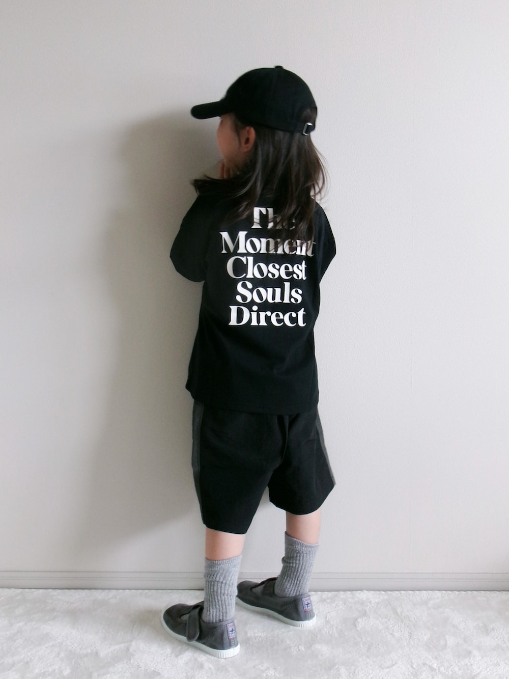 ブラック系のTシャツ/カットソー、ブラック系のその他パンツを着用したキッズの夏コーディネートの2枚目の写真