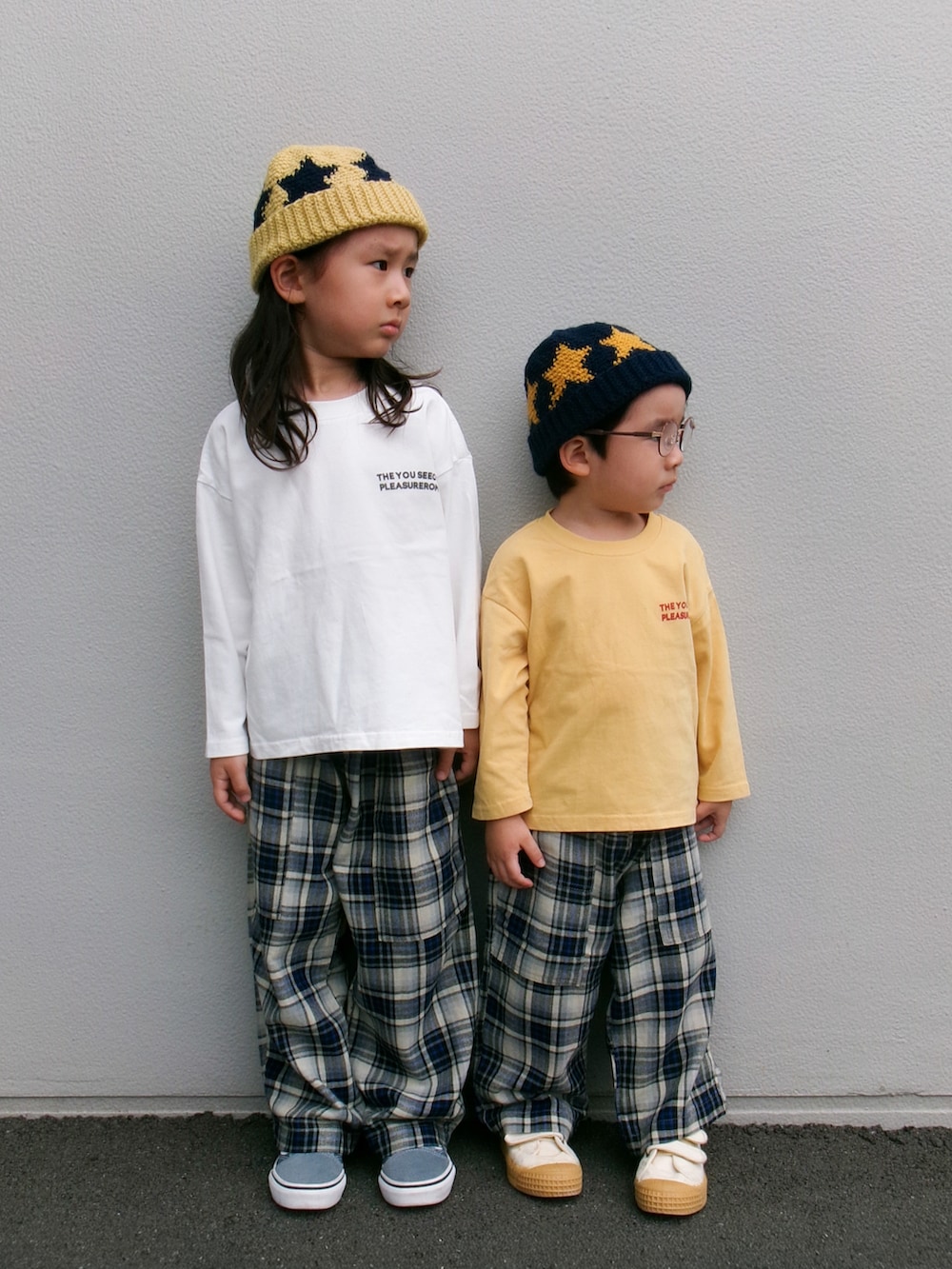 グレー系のその他パンツ、ホワイト系のスニーカーを着用したキッズの秋コーディネートの2枚目の写真