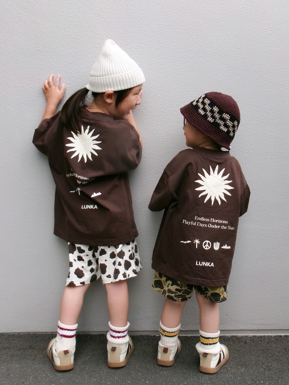 その他のその他パンツ、その他のその他パンツ、ブラウン系のTシャツ/カットソーを着用したキッズの夏コーディネートの2枚目の写真