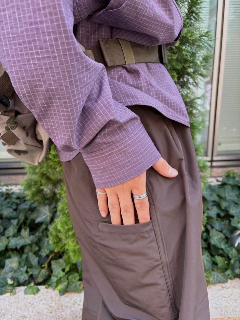 パープル系のシャツ/ブラウス、ブラウン系のその他パンツ、グリーン系のショルダーバッグを着用したメンズの夏コーディネートの4枚目の写真