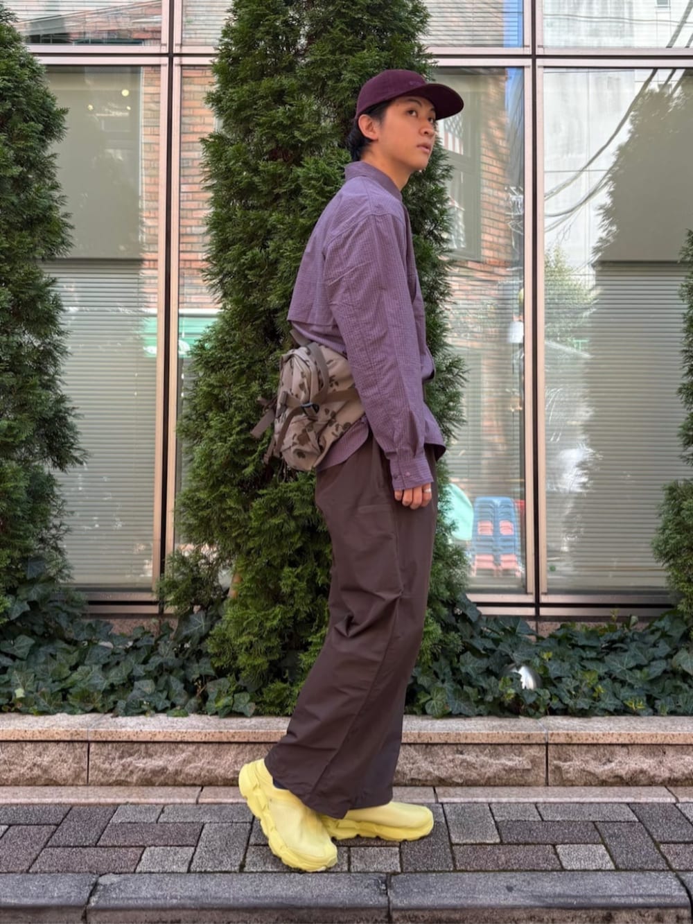 パープル系のシャツ/ブラウス、ブラウン系のその他パンツ、グリーン系のショルダーバッグを着用したメンズの夏コーディネートの2枚目の写真