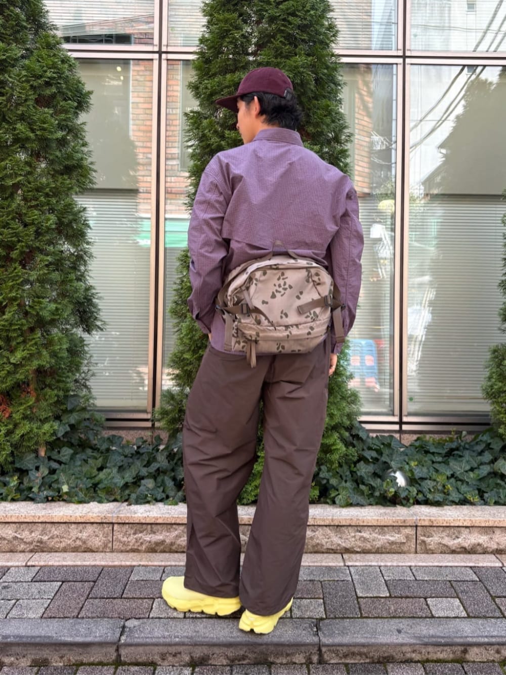 パープル系のシャツ/ブラウス、ブラウン系のその他パンツ、グリーン系のショルダーバッグを着用したメンズの夏コーディネートの3枚目の写真