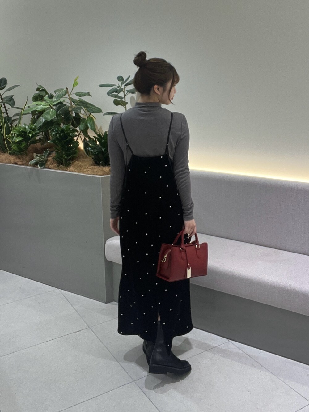ブラック系のワンピース、レッド系のショルダーバッグ、グレー系のTシャツ/カットソーを着用したレディースの秋コーディネートの7枚目の写真