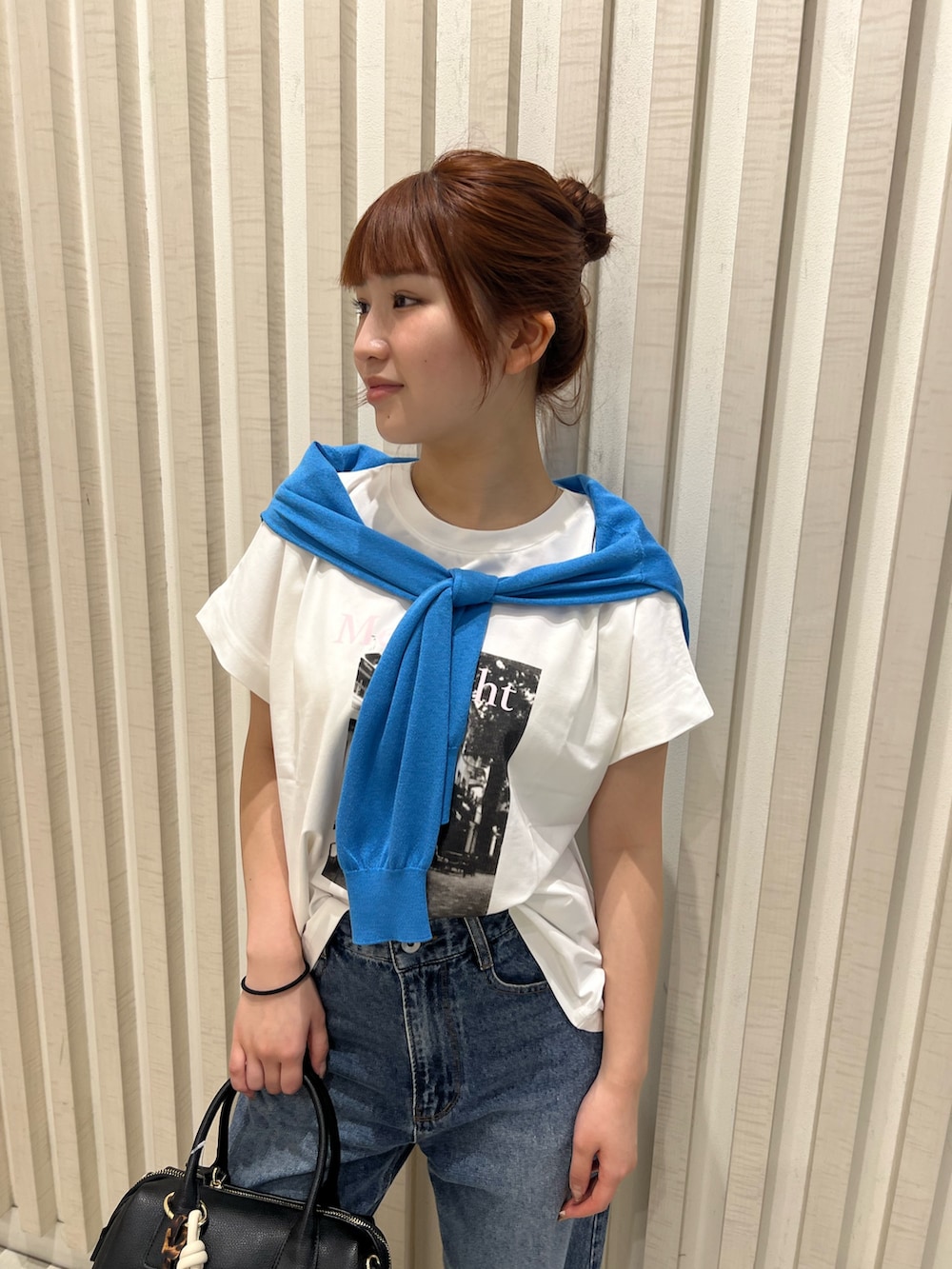 ブルー系のカーディガン/ボレロ、ホワイト系のTシャツ/カットソー、ブラック系のサンダルを着用したレディースの夏コーディネートの5枚目の写真