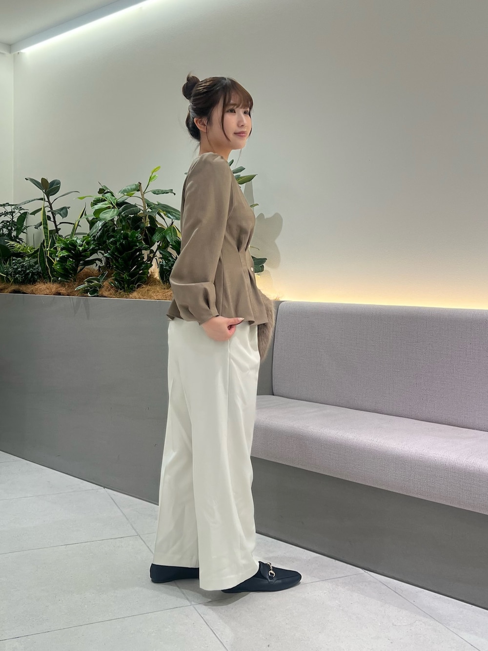 ブラウン系のシャツ/ブラウス、ホワイト系のその他パンツ、ブラック系のローファーを着用したレディースの秋コーディネートの5枚目の写真