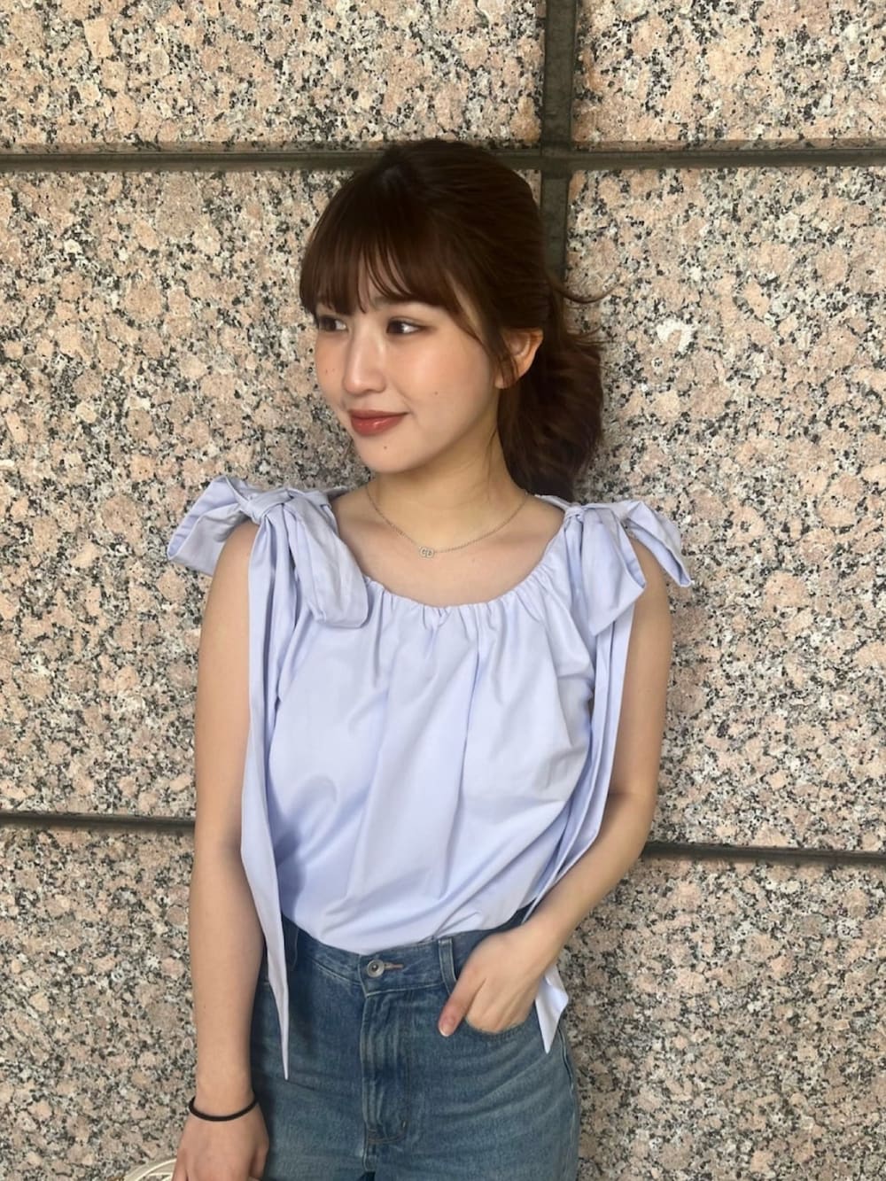 ブルー系のシャツ/ブラウス、ブルー系のデニムパンツ、ホワイト系のサンダルを着用したレディースの夏コーディネートの5枚目の写真