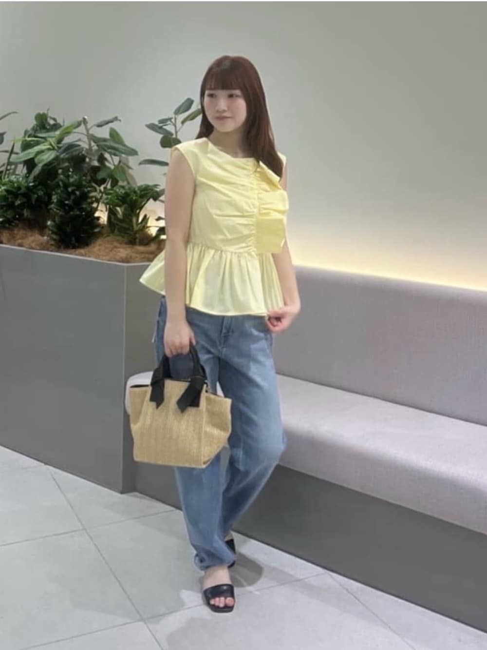 イエロー系のシャツ/ブラウス、ブルー系のデニムパンツ、ブラック系のサンダルを着用したレディースの夏コーディネートの2枚目の写真