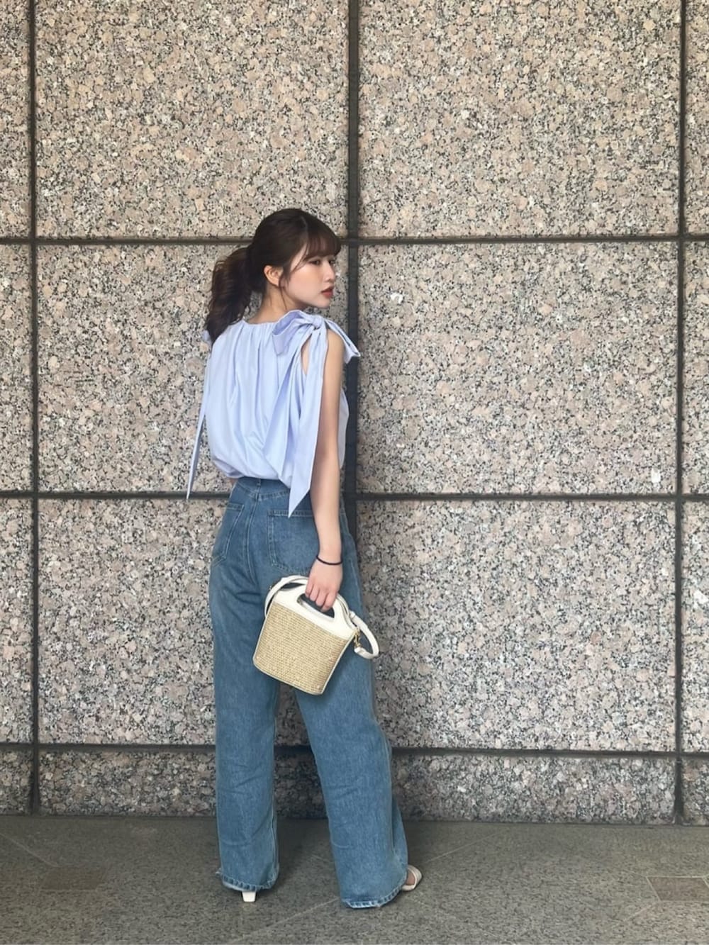 ブルー系のシャツ/ブラウス、ブルー系のデニムパンツ、ホワイト系のサンダルを着用したレディースの夏コーディネートの4枚目の写真