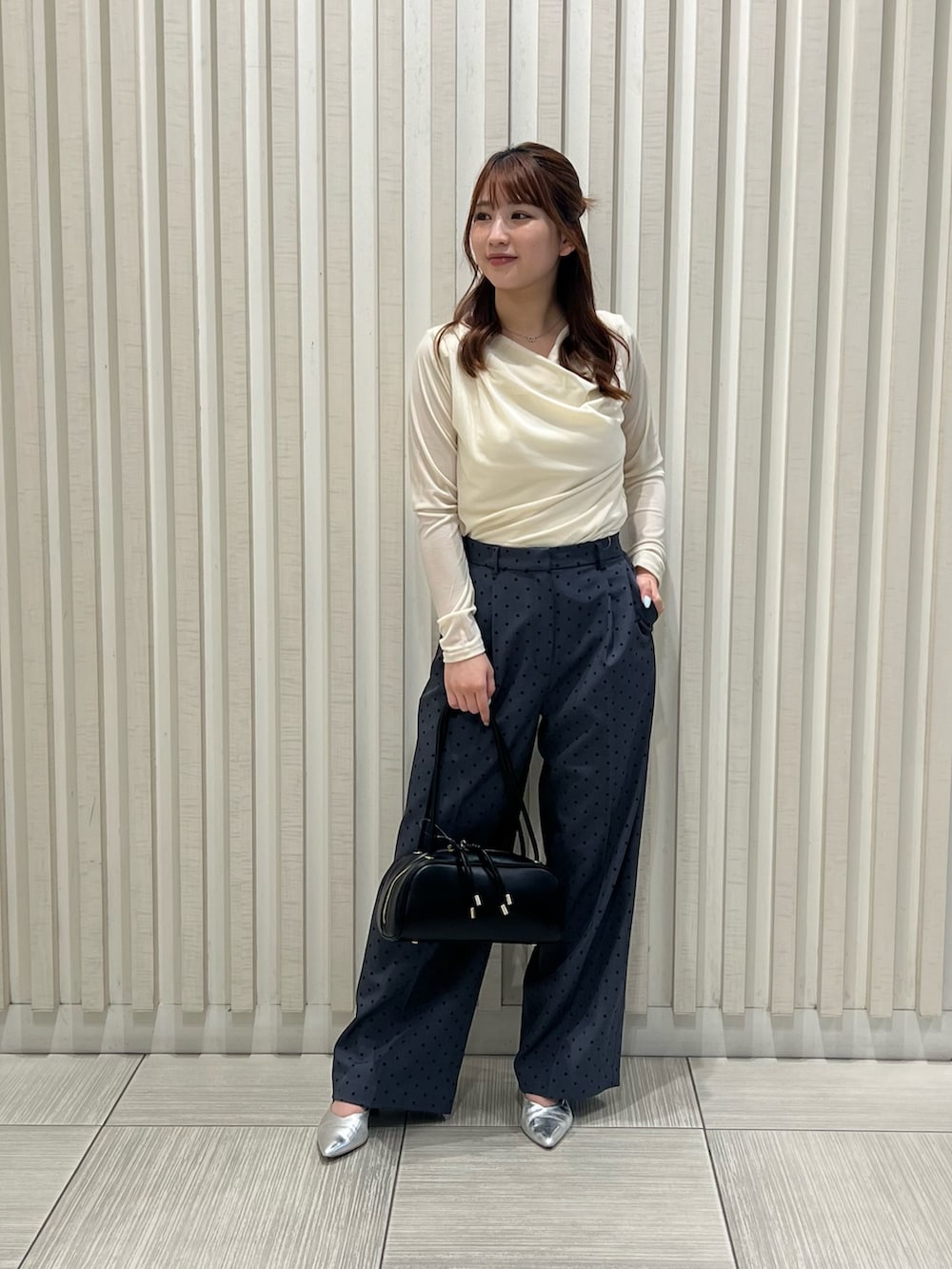 ホワイト系のTシャツ/カットソー、グレー系のその他パンツ、ブラック系のボストンバッグを着用したレディースの夏コーディネートの2枚目の写真